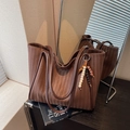 Bolso tote tejido marrón oscuro con colgante de cuentas y correas finas para mujer - Con Ornamento / café