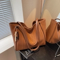 Bolso tote tejido marrón con patrón en V y colgante de madera para uso cotidiano - Con Ornamento / Marrón