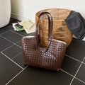 Dunkelbraune gewebte Shopper-Tasche aus hochwertigem Leder mit klassischem Karomuster - Braun
