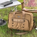 Bolso de viaje grande de lona caqui con correas tácticas sobre césped exterior - Marrón