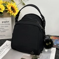 Bolso bandolera mini de nailon negro versátil con colgante de peluche y herrajes plata - Negro con colgante