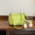 Sac seau en cuir litchi vert néon avec chaîne en perles et décor de tulipes - Avec Pendentif / Vert