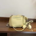 Sac seau jaune pâle à texture litchi avec chaîne argentée et pendentif perle fleur - Avec Pendentif / Jaune clair