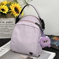 Mini bolso bandolera de nailon lavanda con amuleto de gato de peluche y cremallera - Púrpura Con Colgante