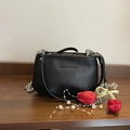 Sac seau en cuir grainé noir avec chaîne argentée et breloque tulipe rouge élégante - Avec Pendentif / Noir