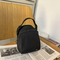 Mini mochila de nailon negro y bolso bandolera con cremalleras de aro en silla madera - Negro sin Colgante