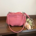 Sac seau en cuir rose grainé avec chaîne argentée et breloque perle tulipe - Avec Pendentif / Rose rouge