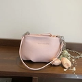 Sac seau rose grainé avec bandoulière chaîne et pendentifs fleurs tulipes - Avec Pendentif / Rose