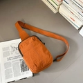 Vivace borsa a tracolla arancione con cinturino regolabile in un'elegante vista a 45 gradi - Marrone