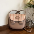 Retro-Umhängetasche in Braun und Rosa mit Karomuster und kleinem Bären-Anhänger - Rosa