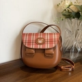 Braune Satteltasche mit karierter Klappe und süßem Bären-Abzeichen für modische Damen - Braun
