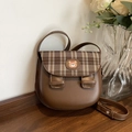 Braune Vintage-Satteltasche mit Karomuster-Klappe und süßem Bären-Abzeichen - Braun