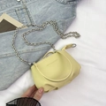 Sac seau jaune pâle en cuir grainé avec bandoulière chaîne argentée et logo - Sans pendentif / Light jaune