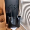 Klassische schwarze gewebte Tragetasche mit schmalen Trägern und geräumigem Design - Schwarz