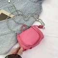 Sac seau en cuir rose à texture grainée avec chaîne argentée et logo embossé - Sans pendentif / Rose rouge