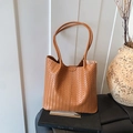 Braune geflochtene Tragetasche aus Leder mit langen Schultergurten im Retro-Stil - Braun