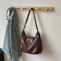 Grande borsa hobo marrone caffè per donna, ideale per uno stile casual - Marrone Senza Ciondolo