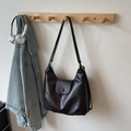 Grande borsa hobo marrone scuro in ecopelle opaca con tracolla regolabile - Caffè senza ciondolo