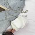 Mini sac seau blanc à motif litchi avec bandoulière chaîne argentée et logo - Sans pendentif / Blanc