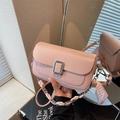 Sac bandoulière rose à motif crocodile et foulard en soie enroulé sur la bandoulière - Rose