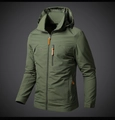 Détail de la veste outdoor vert armée avec poche poitrine zippée et logo montagne - M / Hauts / Vert Militaire
