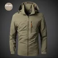 Détail de la veste outdoor kaki avec broderie montagne et poche zippée cachée sur la poitrine - M / Hauts / Kaki