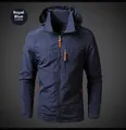 Détail de la veste outdoor bleu royal avec logo brodé et fermeture éclair orange vive - M / Hauts / Bleu marine