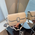 Sac à rabat blanc cassé chic avec motif crocodile et bandoulière en chaîne argentée - Blanc Cassé