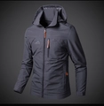 Détail de la veste d'extérieur coupe-vent gris foncé avec poche zippée et lettrage outdoor - M / Hauts / Gris