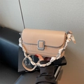 Sac bandoulière beige en similicuir avec texture croco et bandoulière foulard soie - Kaki