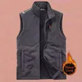 Gilet da uomo in pile grigio scuro con collo alto e pratiche tasche con cerniera - M / Grigio Rivestito in Pile