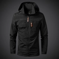 Giacca outdoor da uomo nera con cappuccio, logo della montagna e tasche funzionali - M / Nero