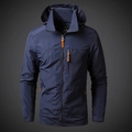 Giacca outdoor uomo blu scuro leggera con ricamo di montagna e dettagli arancioni - M / Blu Reale