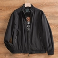 Details der schwarzen Herren-Windjacke mit Stehkragen, Sternenfutter und Reißverschlüssen - M / Schwarz