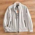 Detail einer hellgrauen schnelltrocknenden Jacke mit Netzfutter und Stehkragen-Design - M / Cremeweiß