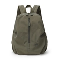 Dettaglio dello zaino in nylon verde militare con cerniera verticale e logo in metallo - Verde