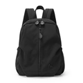 Dettaglio dello zaino in nylon nero con cerniera verticale e logo del marchio - Nero
