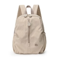 Dettaglio frontale dello zaino in nylon crema con cerniera verticale e tasca laterale elastica - Cachi