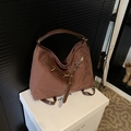 Grand sac cabas en cuir givré marron foncé avec boucles en métal vintage et sangle - Marron