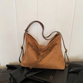 Sac hobo en daim marron avec lanières en cuir foncé et boucles métalliques dorées - Marron
