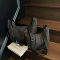 Bolsos bandolera de nailon negro en dos tamaños sobre escalones, diseño minimalista - Negro Grande