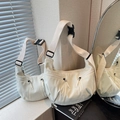 Dos bolsos media luna de nailon crema con bolsillos frontales dobles y correas - Blanco Roto Grande