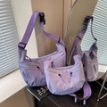 Bolso bandolera de nylon morado tipo dumpling en dos tamaños con correas ajustables - Lila Grande