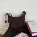 Sac à bandoulière en daim marron foncé style bohème avec longues franges et perles - Marron