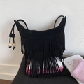 Sac bandoulière en daim noir avec longues franges et perles en bois au design élégant - Noir