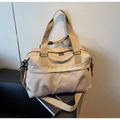 Dettaglio borsa da viaggio kaki con materiale in nylon resistente e tracolla regolabile - Cachi