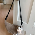 Borsa a mezzaluna in camoscio marrone con tracolla a nodi neri e ciondolo a orsetto - Beige Con Ciondolo