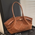 Große karamellfarbene Shopper-Tasche mit weißen Rautensteppungen und langen Tragegriffen - Braun