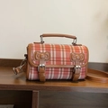 Rood-wit geruite crossbodytas met bruine lederen bies en strikdetails erop - Rood