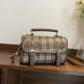 Kleine bruine geruite crossbodytas met leren bies en twee decoratieve strikken vooraan - Bruin